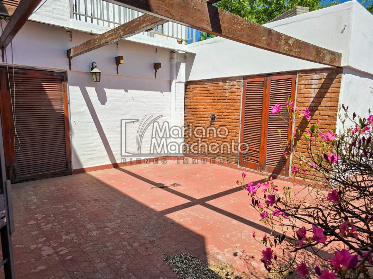 Casa en venta a metros de Av. Fuerza Aerea, sobre Rio Negro — Oportunidad unica