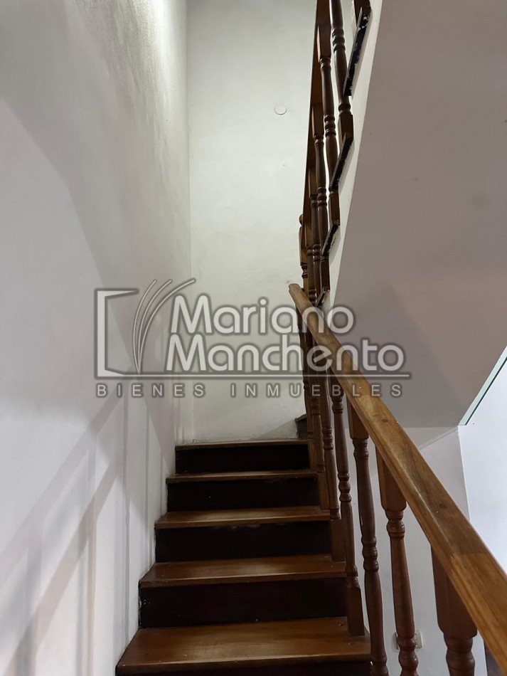 Moderna Casa en Dos Niveles - Venta en Barrio Los Platanos