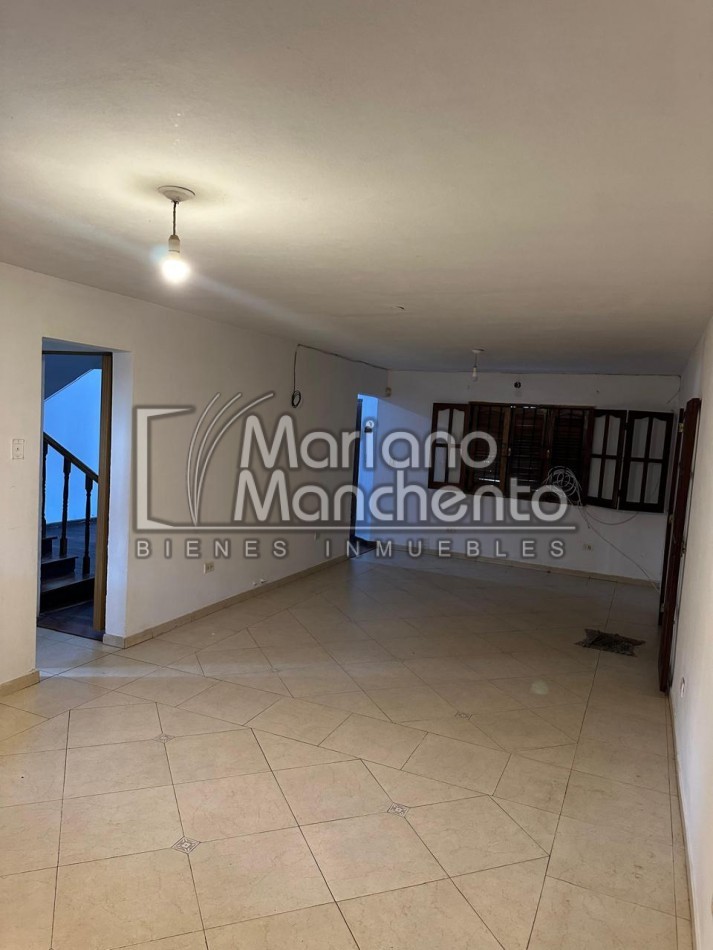 Moderna Casa en Dos Niveles - Venta en Barrio Los Platanos