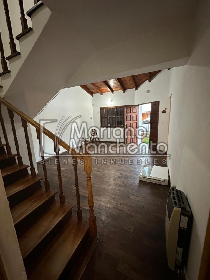 Moderna Casa en Dos Niveles - Venta en Barrio Los Platanos