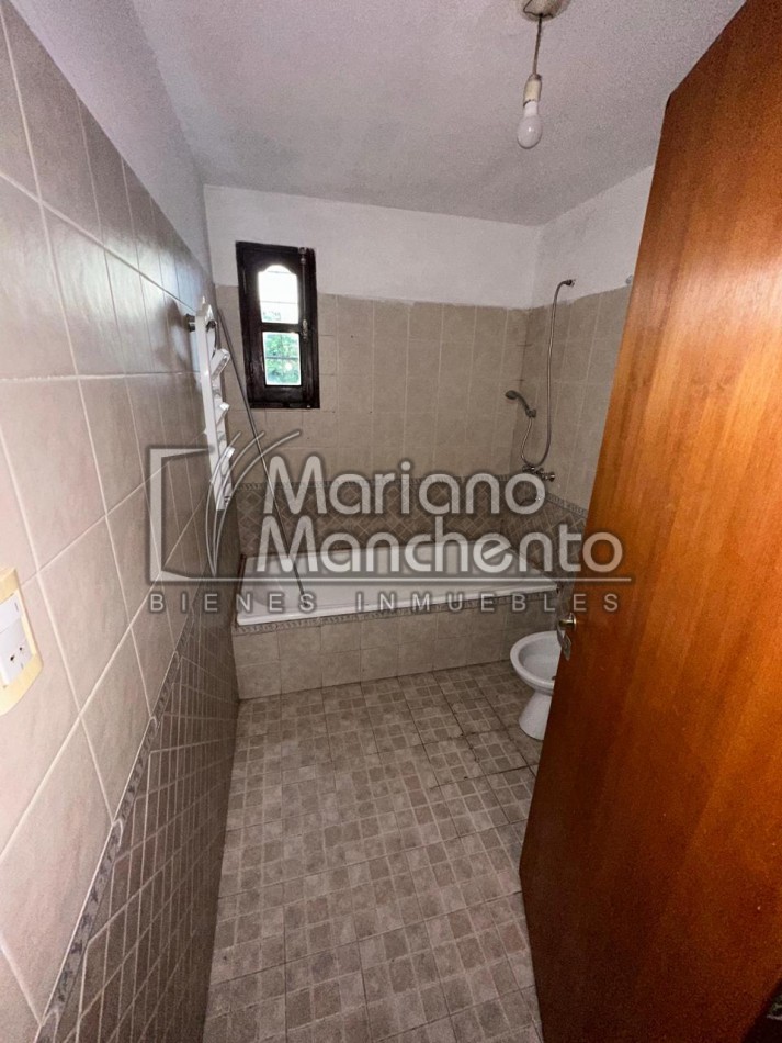 Moderna Casa en Dos Niveles - Venta en Barrio Los Platanos