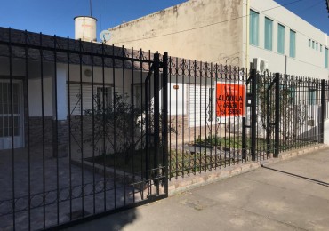 VILLA ADELA, MEJOR ZONA A SOLO UNA CUADRA DE RUTA 20.- IMPECABLE