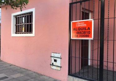 Villa Adela, sobre calle principal del barrio, muy linda zona.- 