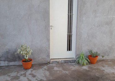 SE VENDE BARRIO VILLA ADELA, CASA DE DOS PLANTAS CON DEPARTAMENTO