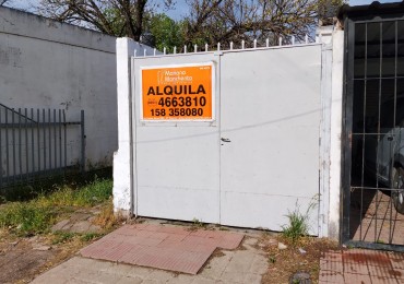 Alberdi, casa interna sobre calle principal del barrio.- 