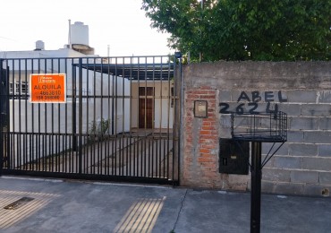 VILLA ADELA, IMPECABLE VIVIENDA.- 