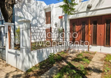 Casa en venta a metros de Av. Fuerza Aerea, sobre Rio Negro — Oportunidad unica